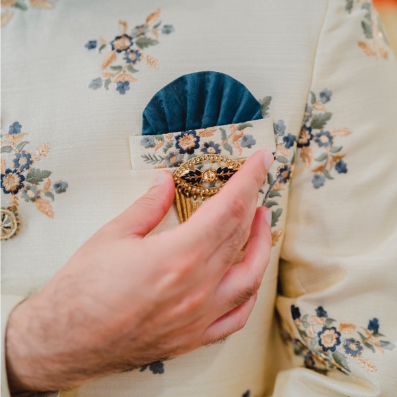 Men’s Threadwork Sherwani with ALL ACCESSORIES - Picture 3 of 4